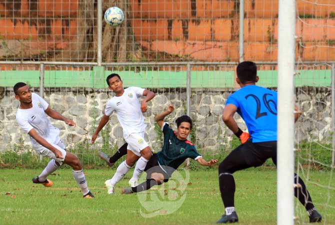 SERU: Duel antara pemain Pasuruan United (hijau) dengan pemain PSKC Cimahi (putih) dalam laga yang digelar di stadion R Soedrasono, Pogar, Bangil. (Mokhammad Zubaidillah/ Radar Bromo)