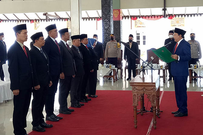 DILANTIK: Pelantikan Yudha Triwidya Sasongko (empat dari kiri) sebagai Sekda Kabupaten Pasuruan bersama enam pejabat lain. (Mukhamad Rosyidi/Radar Bromo)