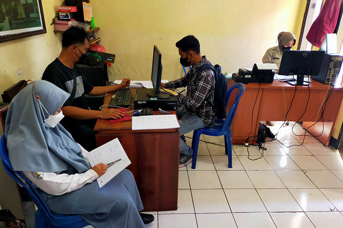 DILAYANI: Pembuatan SKCK di Mapolsek Purwosari. (Foto: Rizal F Syatori/Jawa Pos Radar Bromo)
