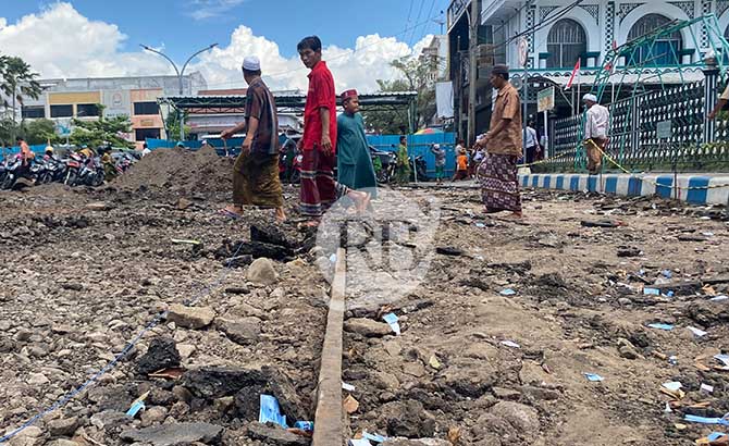 SISA KOLONIAL: Rel kereta api diduga dari zaman kolonial yang ditemukan saat gali fondasi untuk pemasangan payung madinah. (Mokhammad Zubaidillah/ Radar Bromo)