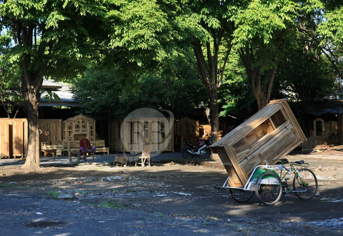 DIKEBUT: Seorang tukang becak mengangkut lemari dari Pasar Mebel Bukir, Kota Pasuruan. Pembangunan pasar yang pernah terbakar ini akan dilengkapi taman dan sistem jaringan kebakaran. (Foto: Mokhamad Zubaidilah/Jawa Pos Radar Bromo)