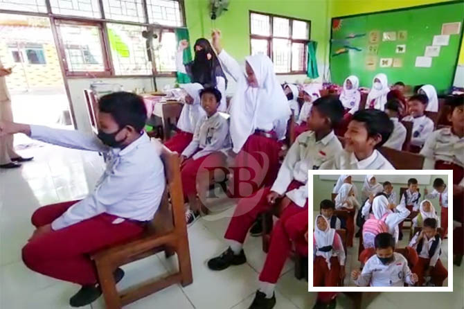 PRAKTIK: Screenshot siswa-siswi SDN Jati 4 memeragakan praktik naik bus di dalam kelas.
