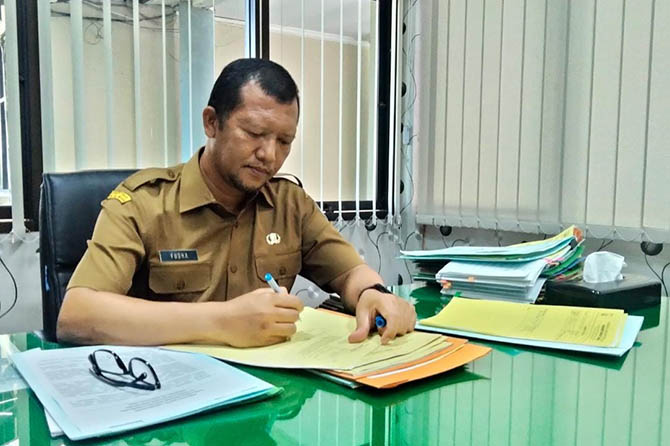 HARI PERTAMA: Sejumlah agenda harus dikerjakan Yudha Triwidya Sasongko saat memulai hari pertama sebagai Sekda Kabupaten Pasuruan di kantornya, Senin (29/8). (M Busthomi/Radar Bromo)