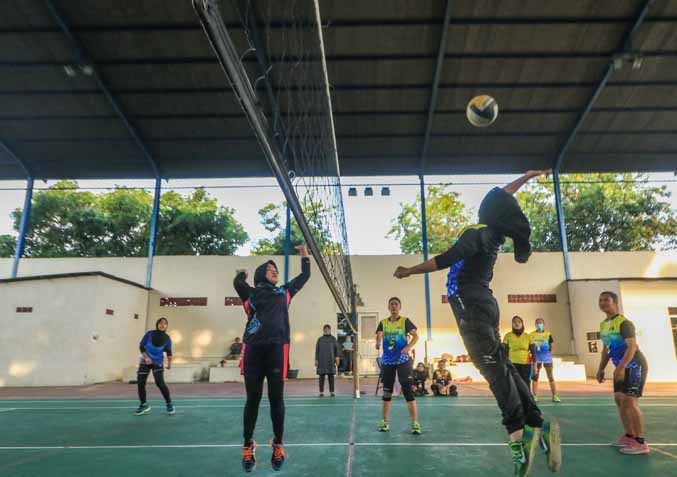 SPARRING PARTNER: Tim voli putri Kelurahan Kebonagung (kuning) beruji coba dengan tim Kelurahan Krampyangan, sore kemarin di lapangan asrama polisi. Uji coba ini digelar sebelum laga resmi yang akan berlangsung mulai malam nanti. (Foto: M Zubaidillah/Jawa