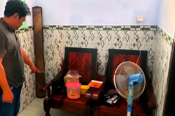 KEBOBOLAN: Rumah blantik sapi di Desa Dukuhsari, Kecamatan Sukorejo yang dibobol pencuri. (Rizal F. Syatori/Jawa Pos Radar Bromo)