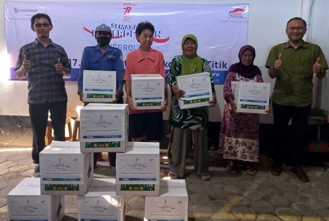 Branch Head FIFGROUP Cabang PROBOLINGGO., Panca Utama Budisanyoto saat memberikan bantuan paket sembako kepada masyarakat sekitar kantor FIFGROUP yang berlokasi di Kantor Cabang Probolinggo & Pos Kraksaan