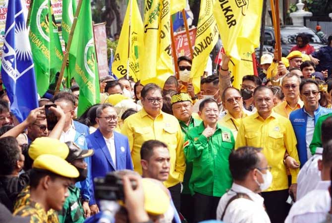 Ketum Golkar Airlangga Hartarto (tengah) bersama ketum PAN dan ketum PPP saat mendaftar ke KPU.