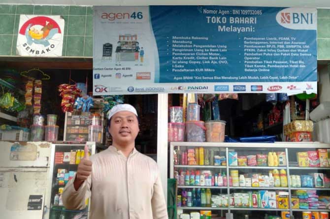 BNI AGEN46: M.Subro Malisi, Agen46 BNI Cabang Probolinggo saat berada didepan Toko Bahari miliknya di Dusun Baiturohman, Gili Ketapang, Kabupaten Probolinggo. (BNI fot Radar Bromo)