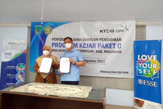 Penandatangan MOU kerjasama Presiden Direktur KT&G TSPM, Kim Yoonbeom dengan Ketua Pengurus PKBM Mutiara Ilmu, Nurul Indahyati, tanggal 25 Agustus 2022. (Istimewa)