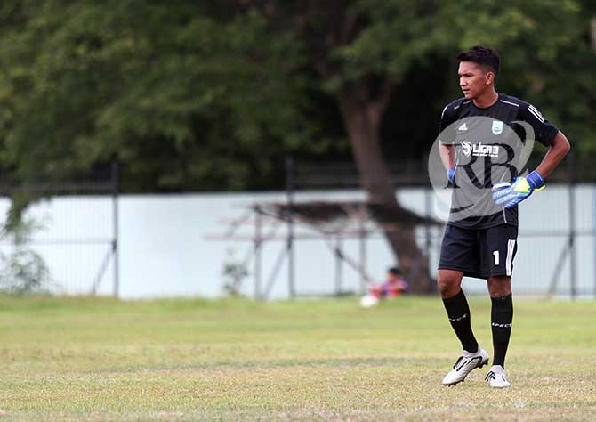 LESU: Ekspresi para penggawa Persikapro usai gawangya dibobol Persewangi di Liga 3 musim lalu. Musim ini, Persikapro hanya jadi penonton usai tak mendaftar kompetisi karena keterbatasan anggaran. (Ramada Kusuma/Radar Banyuwangi)