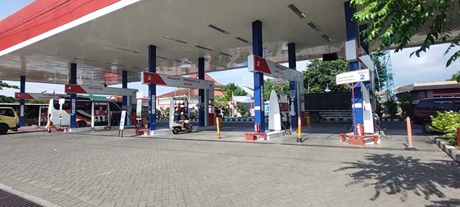 STOK HABIS: Salah satu SPBU di Kota Probolinggo yang stok pertalite dan solar habis, Rabu (31/8). (Arif Mashudi/ Radar Bromo)