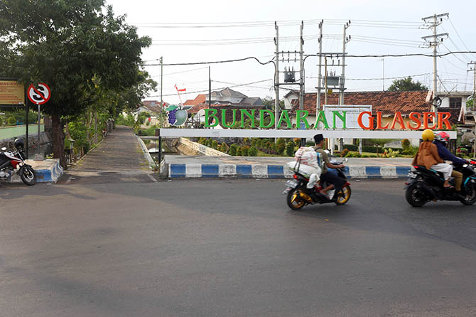 JADI JALAN TEMBUS: Ruas jalan Glaser-Maramis yang rencananya akan jadi jogging track dan fasilitas bagi kawan disabilitas. (Zainal Arifin/Jawa Pos Radar Bromo)