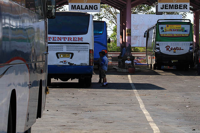 TERIMBAS KENAIKAN HARGA BBM: Suasana di terminal Bayuangga. Kenaikan harga BBM membuat tarif bus AKDP yang melewati Probolinggo ikut naik. (Zainal Arifin/Radar Bromo)