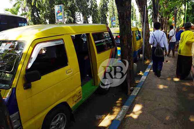 SEMAKIN SENGSARA: Sejumlah angkot di Probolinggo menunggu penumpang di Jalan Soekarno Hatta dekat SMPN 10. (Foto: Zainal Arifin/Jawa Pos Radar Bromo)