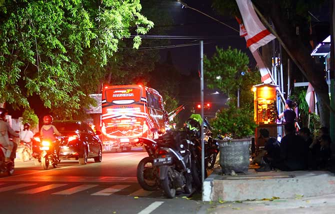 MENGAIS REZEKI: PKL berjualan di Jalan Suroyo, Kota Probolinggo, beberapa waktu lalu. Jalan ini termasuk kawasan tertib berlalu lintas yang harus steril dari PKL. (Zainal Arifin/Jawa Pos Radar Bromo)
