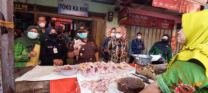 Tim sidak saat meninjau salah satu stan ayam potong di Pasar Baru.