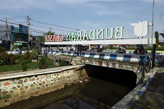 SEGERA DIGARAP: Pemkot Probolinggo akan membagun kawasan ini menggunakan box culvert. Ke depan direncanakan menjadi lokasi pujasera. (Zainal Arifin/Jawa Pos Radar Bromo)