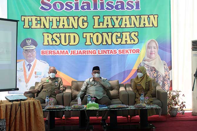 SOSIALISASI : Wakil Bupati Probolinggo Drs. H.A Timbul Prihanjoko bersama Kepala Dinkes dr. Shodiq Tjahjono dan Direktur RSUD Tongas drg. Wahyuningsih.