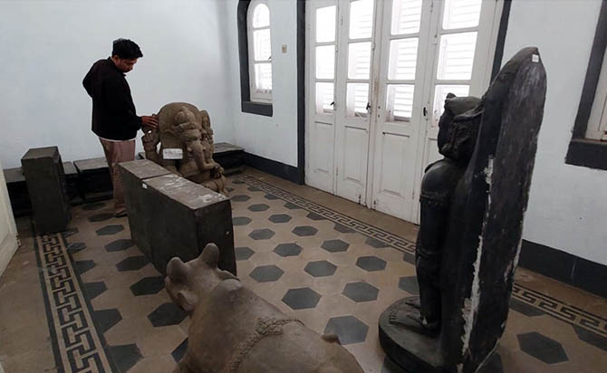 DITITIPKAN: Sejumlah patung koleksi Museum Probolinggo masih tersimpan di Museum dr. Mohamad Saleh, kemarin. Belum jelas kapan koleksi Museum Probolinggo yang dititipkan akan dikembalikan ke tempat semula. (Arif Mashudi/Radar Bromo)