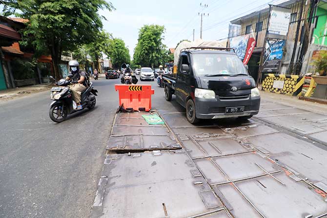 MANGAP: Pelat baja di Jembatan Okabawes, Dermo, Bangil, yang rusak lagi. (Iwan Andrik/ Radar Bromo)