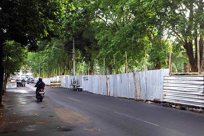 DIGARAP: Revitalisasi Alun-alun Kota Probolinggo mulai digarap. Proyek ini ditarget rampung sebelum 24 Desember 2022.  (Zainal Arifin/Jawa Pos Radar Bromo)
