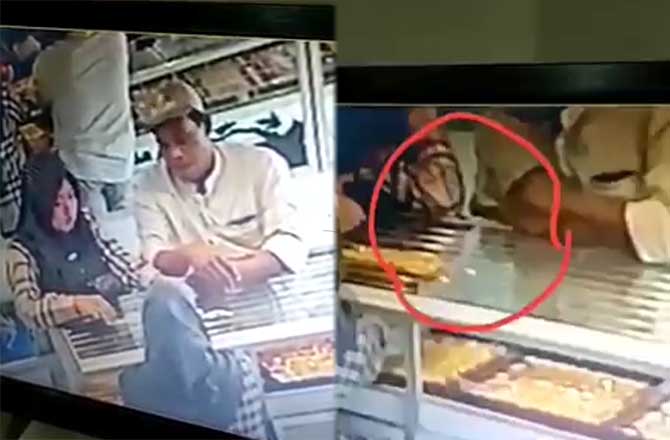 TEREKAM CCTV: Aksi pelaku saat mencuri di toko emas Sebaung, Gending. (Screenshot)