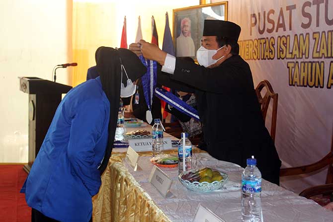 LULUS: Rektor Unzah Genggong Dr. Abd Aziz Wahab, M.Ag., mengukuhkan mahasiswa yang telah lulus program bahasa asing selama setahun.