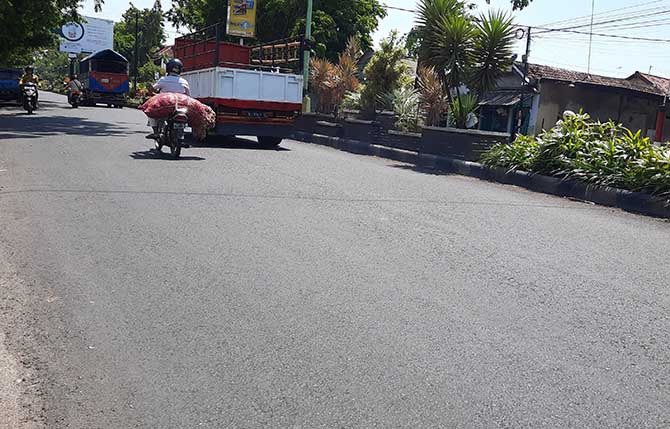 LEBIH BAIK: Sejumlah pengendara melintas di Jalan Panglima Sudirman, Kota Probolinggo, yang baru rampung di-overlay. (Fahrizal Firmani/Jawa Pos Radar Bromo)