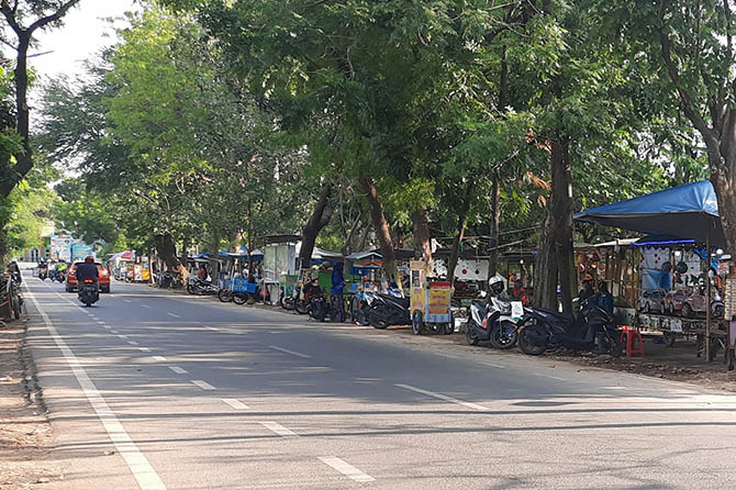 LENGANG: Sejumlah pengendara melintas di Jalan A.A. Maramis di sekitar Taman Maramis, Kota Probolinggo. (Fahrizal Firmani/Jawa Pos Radar Bromo)
