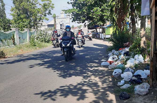 KOTOR: Sampah menumpuk di sisi selatan makam Ungup-ungup, Jalan Gubernur Suryo. Padahal, sekitar 25 dari tempat ini terdapat TPS Ungup-ungup. (Fahrizal Firmani/Jawa Pos Radar Bromo)