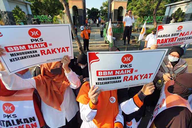 MENOLAK: Aksi PKS menyuarakan penolakan kenaikan BBM. (Foto: Iwan Andrik/Jawa Pos Radar Bromo)