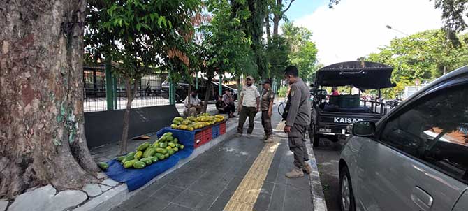 pedagang kaki lima (PKL) di sepanjang Jalan Suroyo Kota Probolinggo.