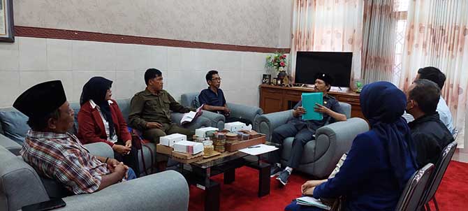 CARI SOLUSI: Mutmainah saat mendatangi kantor DPRD Kota Probolinggo. (Arif Mashudi/Jawa Pos Radar Bromo