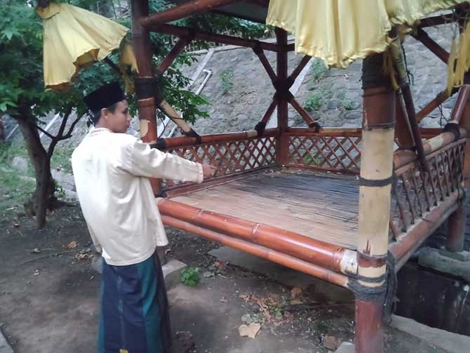 LOKASI KEJADIAN: Saksi Slamet menunjukkan lokasi G ditemukan tergeletak tak sadarkan diri. Kini, kepolisian masih terus mendalami kasus meninggalnya F di Sumber Ardi. (POLSEK WONOASIH FOR JAWA POS RADR BROMO)