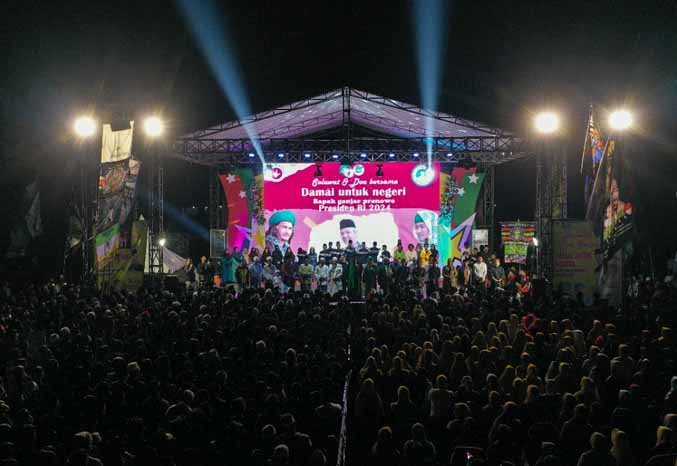KONSOLIDASI: Ribuan santri pendukung Ganjar Pranowo mengikuti kegiatan Gebyar Solawat Damai dan Doa Bersama untuk Negeri. (Foto: Istimewa)