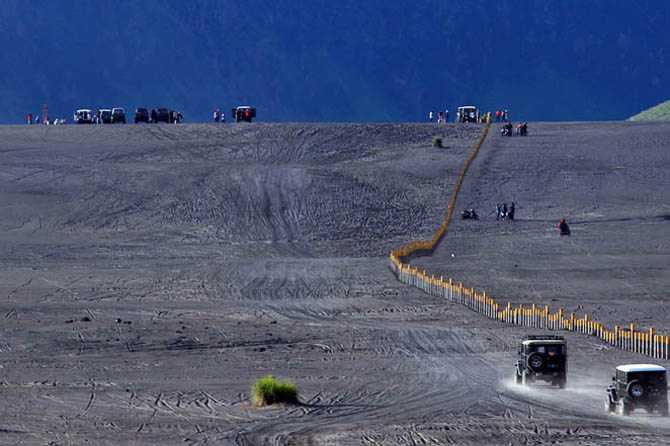MASIH DIPERTIMBANGKAN: Jip Bromo di Lautan Pasir. (Foto: Dok. Radar Bromo)