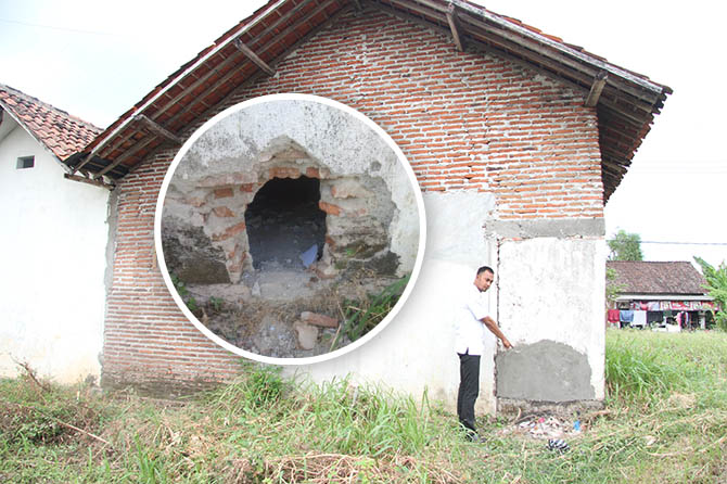SUDAH DITAMBAL: Sahral bendahara Desa Klampokan menunjukkan tembok yang sebelumnya dilubangi pelaku (inset). (Foto: Agus Faiz Musleh/Jawa Pos Radar Bromo)