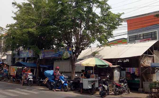 BELUM PINDAH: Pedagang Pasar Winongan masih berada di tempat jualan sementara. (Foto: M Rosyidi/Jawa Pos Radar Bromo)