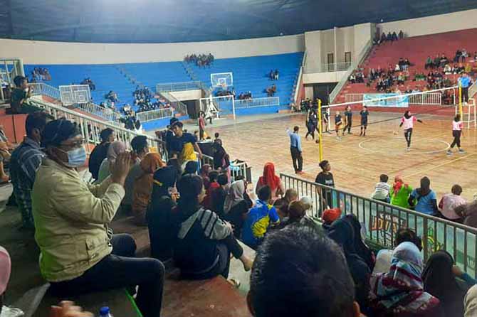 MENIKMATI PERTANDINGAN: Gus Ipul di tengah kerumunan penonton di tribun GOR Unsur. (Foto: M Zubaidillah/Jawa Pos Radar Bromo)