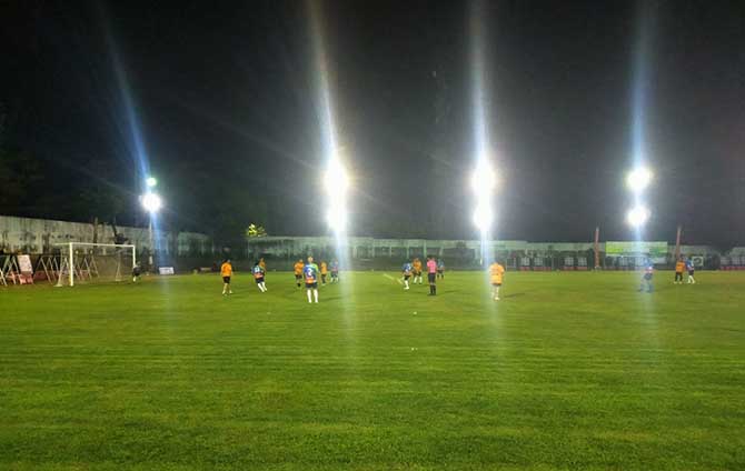 MAIN MALAM: Laga di Lapangan Plumbon yang digelar malam hari dengan penerangan yang memadai. (Rizal Syatori/Radar Bromo)