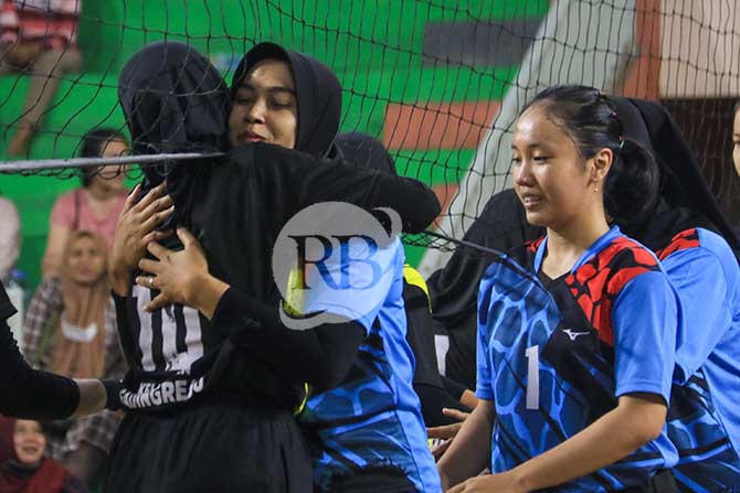 AKU KONCUMU REK: Pemain Tembokrejo dan Gadingrejo cipika-cipiki usai laga. Rivalitas hanya saat di lapangan. Setelah laga, kembali jadi kawan. (Mokhammad Zubaidillah/ Radar Bromo)