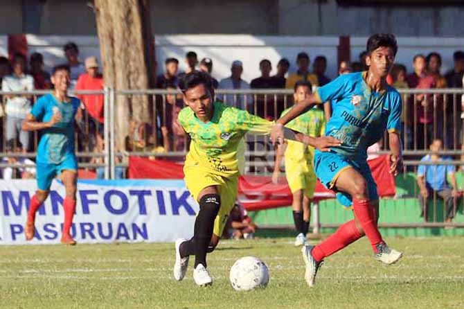 SERU: Laga antara Purworejo melawan PSP Petahunan. (Foto: M Zubaidillah/Jawa Pos Radar Bromo)