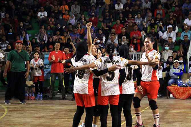 SENANG: Pemain tim putri Purutrejo merayakan kemenagan setelah membekuk tim putri Wirogunan di laga final. (Foto: M Zubaidillah/Jawa Pos Radar Bromo)