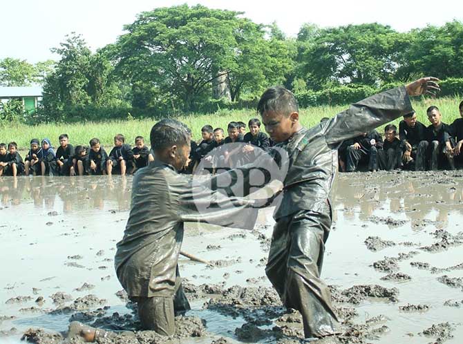 TETAP LESTARI: Pendekar cilik Silat Kuntu Mancilan berlatih di tengah lahan berlumpur. (M Busthomi/ Radar Bromo)