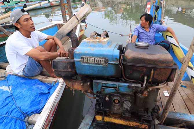 MINIMAL PULUHAN LITER: Perahu nelayan di kawasan Panggungrejo saat melaut. Semenjak harga solar naik, kebutuhan nelayan di Kota Pasuruan untuk melaut kian membengkak. (Foto: M Zubaidillah/Jawa Pos Radar Bromo)