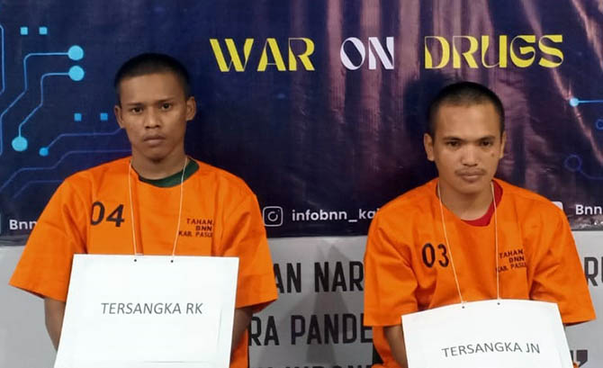 PERUSAK GENERASI: Tersangka narkoba JD dan RK yang disergap BNN Kabupaten Pasuruan di Jalan Tol Kejapanan. (Mukhamad Rosyidi/Radar Bromo)