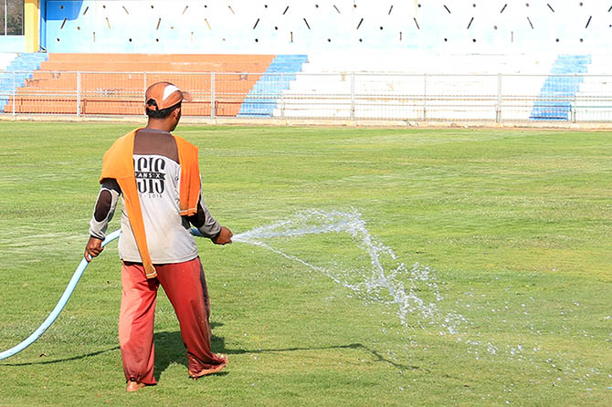 SIRAM: Petugas menyiram rumput stadion Untung Suropati. (Foto: M Zubaidillah/Jawa Pos Radar Bromo)