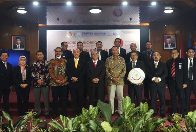 Rektor UMM, Wakil Rektor, Dekan FH dan sederet mitra kantor hukum usai menandatangani kerjasa serta meluncurkan CoE Sekolah Asisten Advokat.