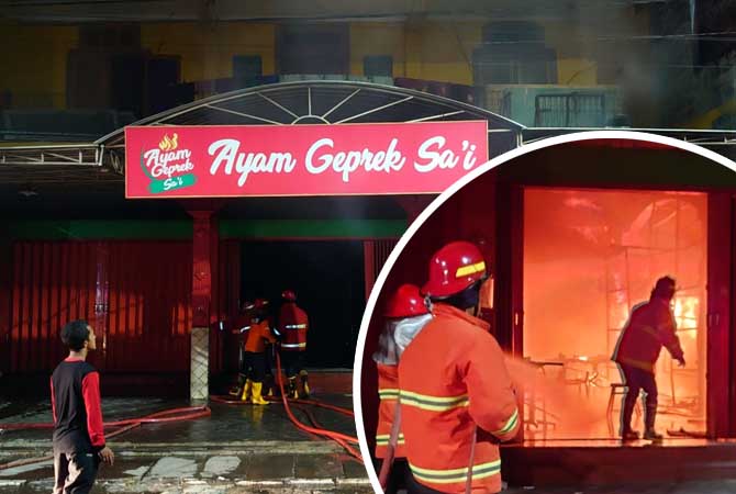 Kondisi petugas damkar saat memadamkan api di tempat makan ayam Geprek Sa
