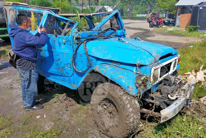 Kondisi jip usai terjun dari tebing setinggi 5 meter ke sawah di kawasan Sukoreno, Prigen, Rabu (14/9). (Rizal Syatori/ Radar Bromo)